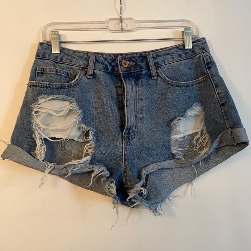 Forever 21 denim shorts size 28, cheeky!